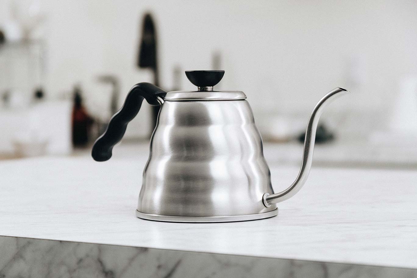 https://www.trianoncoffee.com/cdn/shop/products/buono-kettle-02.jpg?v=1664601211